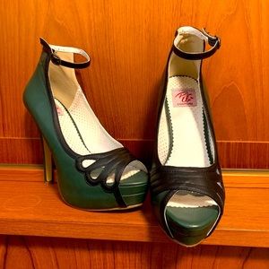 Pin Up Couture platform stiletto pumps sz 9